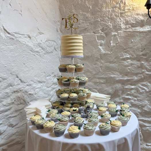 Cupcake tower and cutting cake